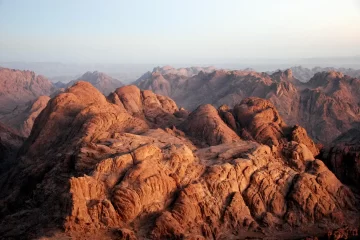 lever de soleil sur le mont sinaï (mont moïse) et le monastère